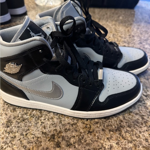 Air Jordan 1 Mid SE- Black/Light Smoke Grey - Picture 3 of 9